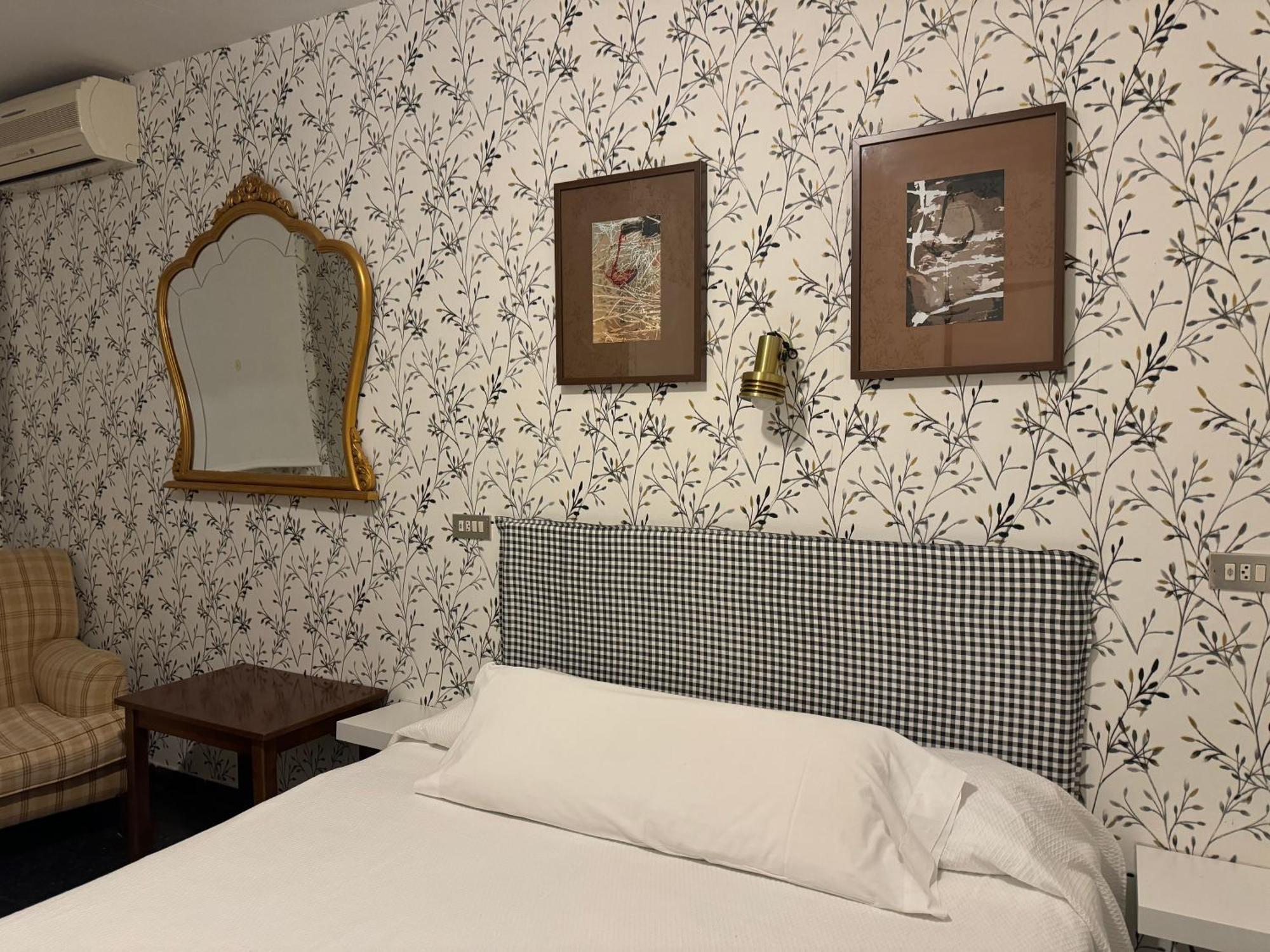 Hostal Pirineos Barbastro Buitenkant foto